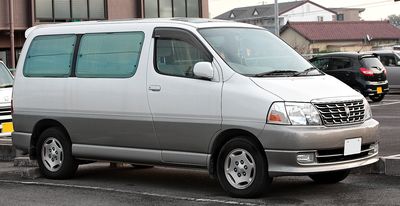 Автостекла Toyota Grand Hiace c установкой в Москве